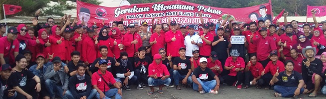 Seluruh kader dan pengurus PDI Perjuangan Kabupaten Cilacap foto bersama para undangan yang hadir.