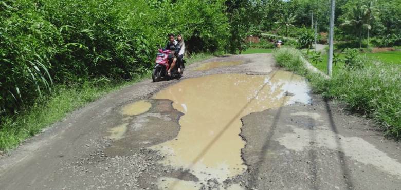 Ruas Jalan Ciwalen Pamujaan Desa Ciwalen Kecamatan Dayeuhluhur rusak Parah dengan Kubangan air di sepanjang jalan, Minggu (23/2)/TASLIM INDRA