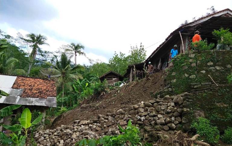 Talud dan pondasi penahan rumah warga di RT 04 RW 06 Dusun Ciampel Desa Tayem Timur longsor Kecamatan Karangpucung, Selasa (4/2)/TASLIM INDRA