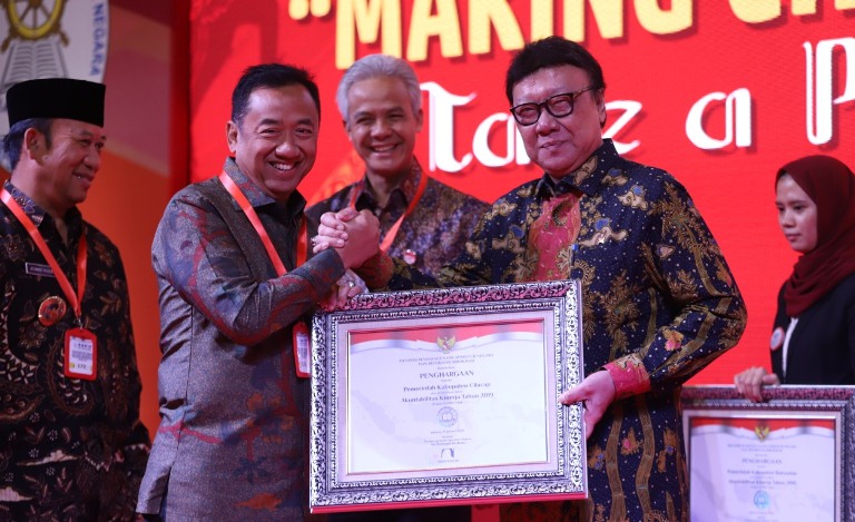 Disaksikan Gubernur Jawa Tengah Ganjar Pranowo, Bupati Cilacap Tatto Suwarto Pamuji menerima penghargaan SAKIP Award 2019 dari Menteri PAN RB Tjahjo Kumolo.