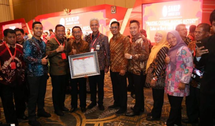 Bupati Cilacap bersama Gubernur Jateng didampingi sejumlah pejabat dengan SAKIP Award.