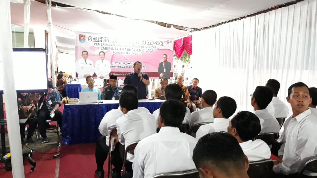 Sekda Cilacap Farid Ma'ruf yang juga Ketua Seleksi CPNS Kabupaten Cilacap formasi 2019 beri arahan kepada peserta sebelum menjalani SKD.