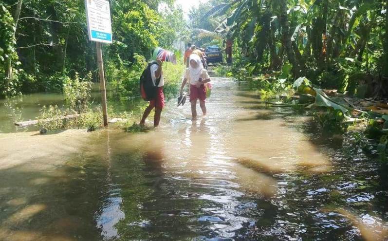 Jalan Desa Tarisi Kecamatan Wanareja di Tiga Dusun Tergenang banjir karena air hujan tidak bisa mengalir tersumbat gorong-gorong/Aramco amblas, Selasa(4/2)/TASLIM INDRA