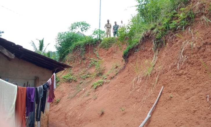 Forkompimca Dayeuhluhur dan Petugas BPBD Majenang saat melakukan Pengecekan kondisi tebing di Dusun Nagog Desa Kutaagung Kecamatan Dayeuhluhur, Senin (3/2)/TASLIM INDRA