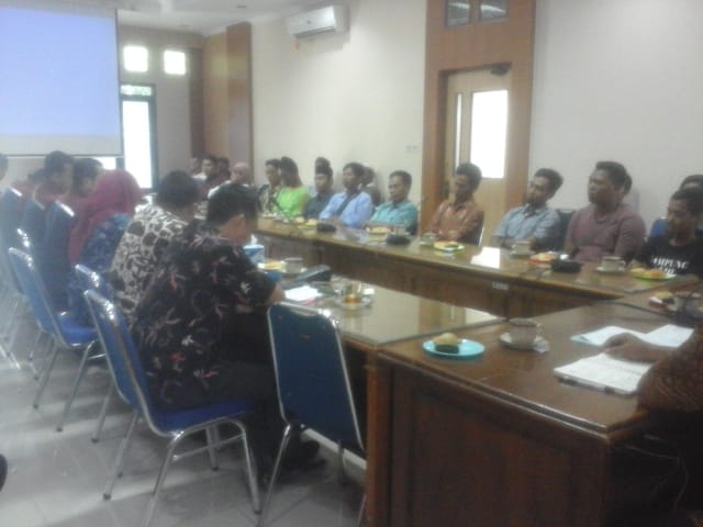 Warga Dusun Winong audiensi dengan Dinas DLH Cilacap yang menjembatani PLTU Cilacap. (Wagino)