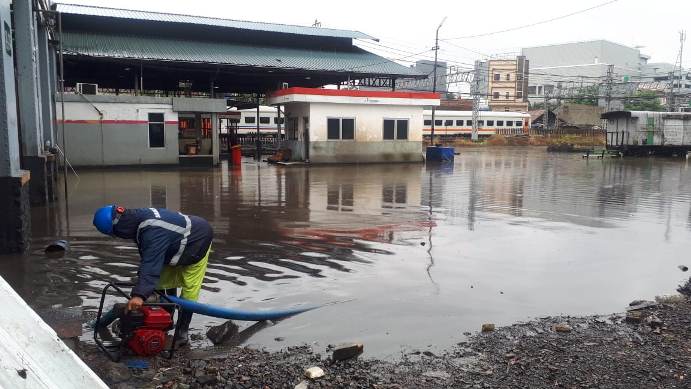 BANJIR : Sejumlah titik jalur lintas KA di area Daop 1 Jakarta terimbas banjir dengan ketinggian bervariasi di atas kop rel.