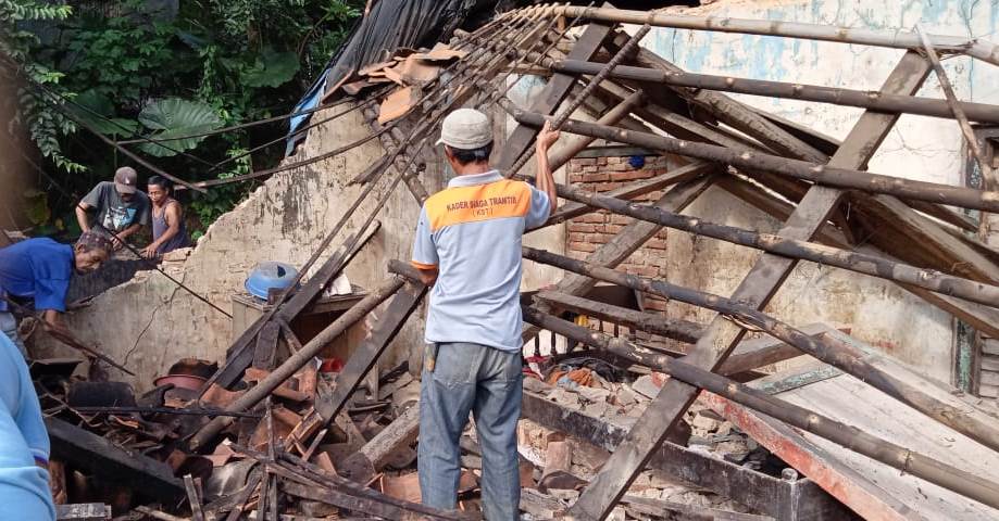 AMBRUK : Rumah milik Rasmi (70) warga Dusun Aria Rt 002 Rw 006 Desa Bingkeng Kecamatan Dayeuhluhur ambruk nyaris rata dengan tanah.Rabu (26/2)/TASLIM INDRA