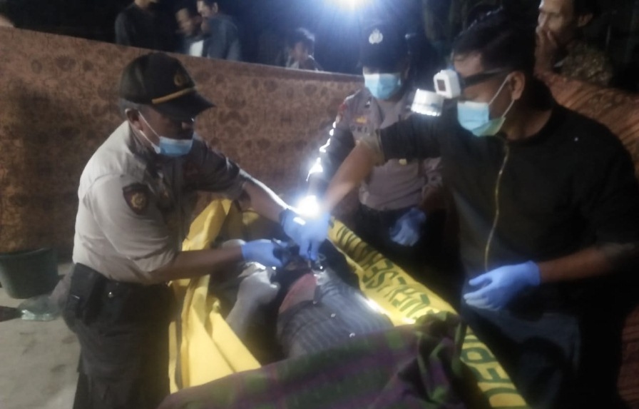 FOTO : Tim medis dari Puskesmas Wanareja II disaksikan Anggota Polsek Wanareja saat melakukan pemeriksaan kondisi jasad korban, Rabu (12/2)/TASLIM INDRA