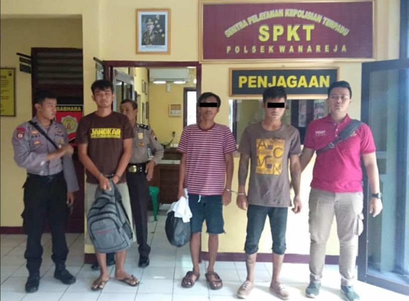 Kedua tersangka pencuri Burung Murai Batu milik warga Dusun Babakan Rt 1 Rw 14 Desa Bantar Kecamatan Wanareja Digelandang di Polsek Wanareja