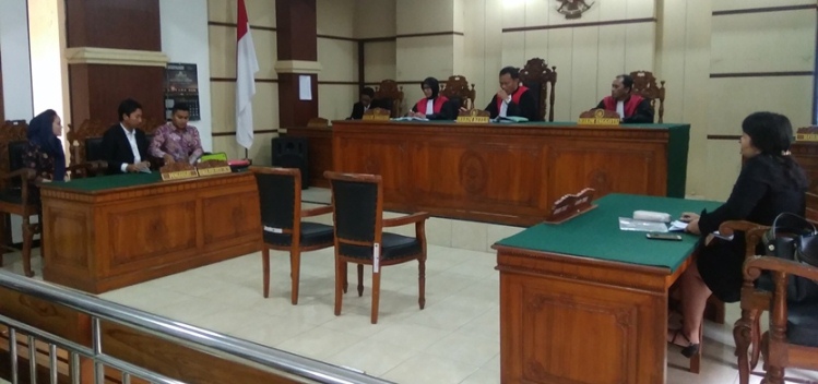 SIDANG : Persidangan kelima antara penggugat Martin Pratiwi yang ditujukan kepada artis kenamaan Ashanty, Selasa (19/2) di PN Purwokerto.