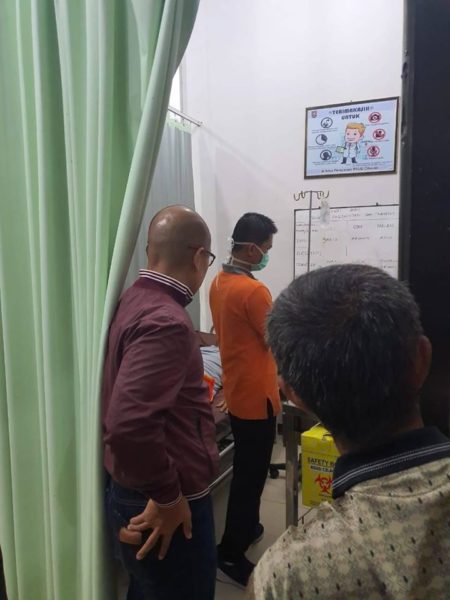Tampak Plt Direktur RSUD Cilacap Reza Feriyal membelakangi lensa sedang cek langsung pasien yang sempat tak terlayani. (Istimewa)