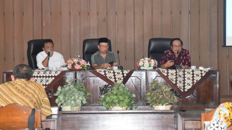 Bupati Banyumas, Achmad Husein memimpin rapat koordinasi pencegahan Penyakit Virus Corona yang diselenggarakan di Graha Satria Purwokerto, Jumat (31/01).