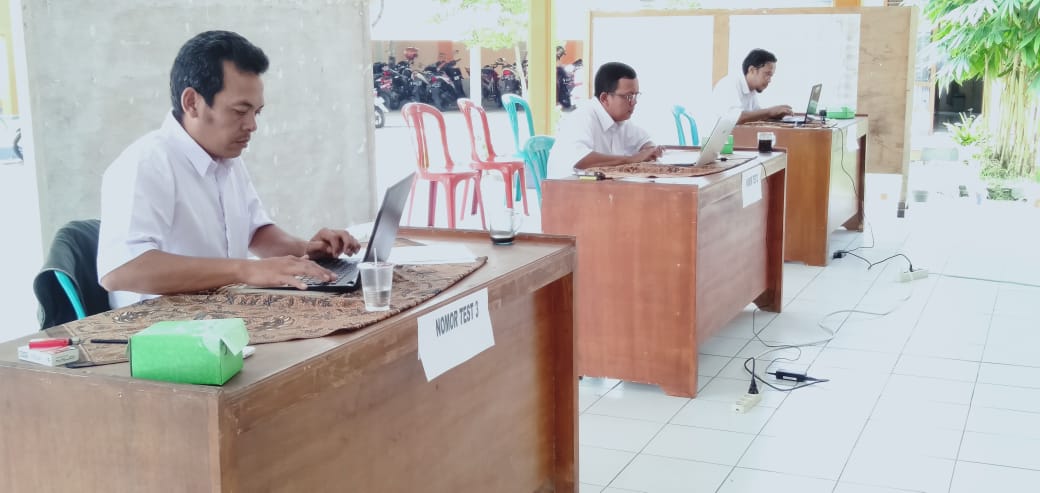 SELEKSI : Tiga peserta seleksi calon Perangkat Desa Panulisan unsur Wilayah Dusun Buniseuri tengah menjalani tes tertulis di Pendapa Desa Panulisan, Kecamatan Dayeuhluhur, Rabu (11/3)/TASLIM INDRA
