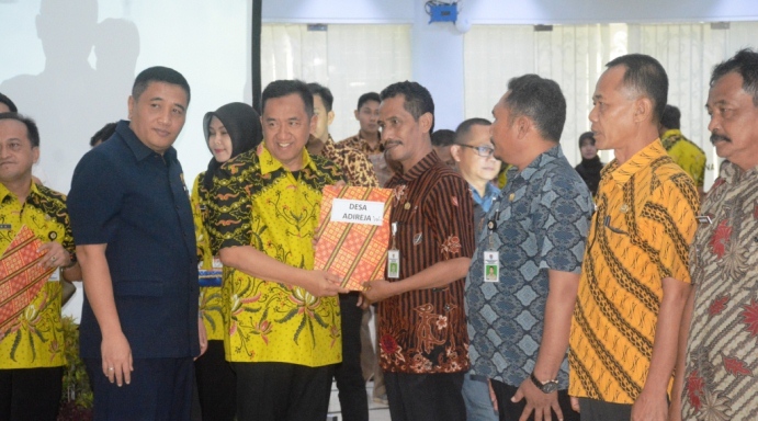 Bupati didampingi Ketua DPRD Cilacap menyerahkan secara simbolis bantuan CSR.