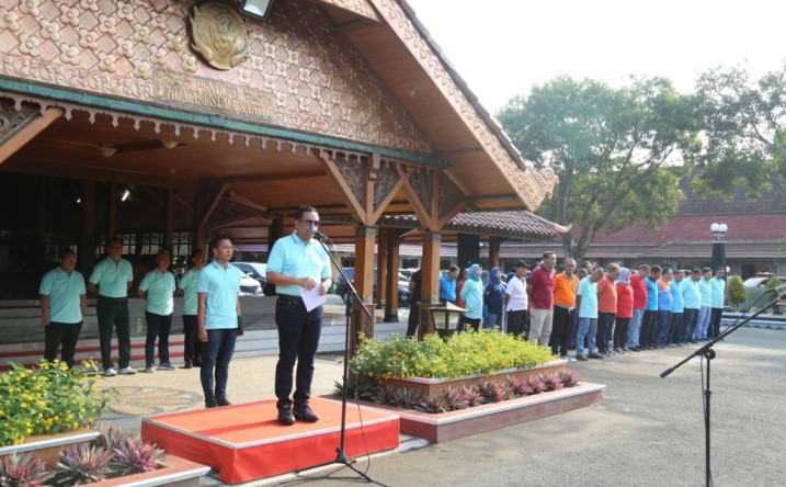 Bupati Cilacap saat memberikan sambutan pada apel bersama OPD sekaligus pembukaan berbagai lomba dan olahraga dalam rangka menyemarakan Hari Jadi Ke-164 Kabupaten Cilacap.