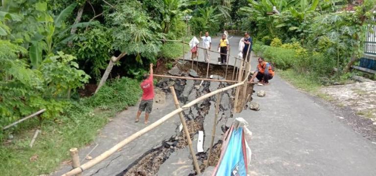 CEK : Tim dari Dinas Energi dan Sumber Daya Mineral Provinsi Jawa Tengah mengecek jalan ambles di Dusun Suryan Desa Karangpucung