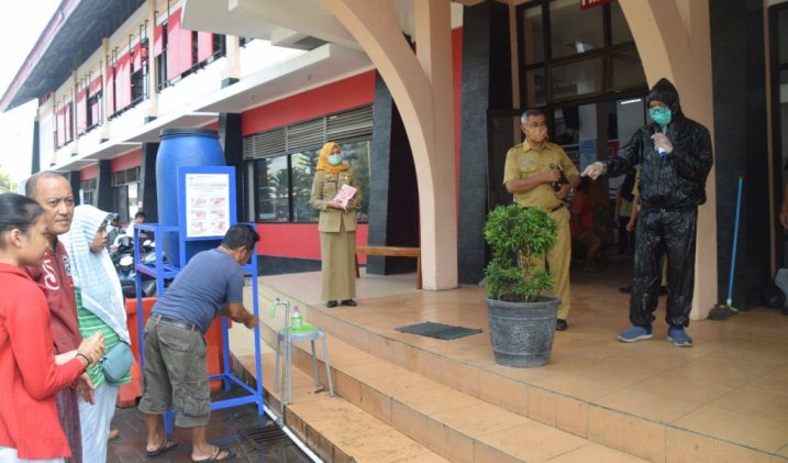 Bupati Banyumas Ir Achmad Husein saat meninjau Pasar Manis Purwokerto meminta pengunjung dan pedagang untuk cuci tangan.