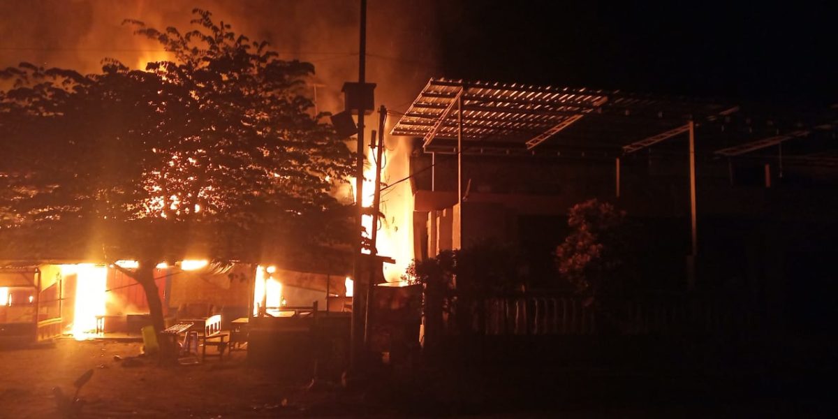 Kebakaran kios di Dusun Meluwung RT 01 RW 02 Desa Tarisi Kecamatan Wanareja Kabupaten Cilacap yang terbakar dinihari, Jumat (13/3).