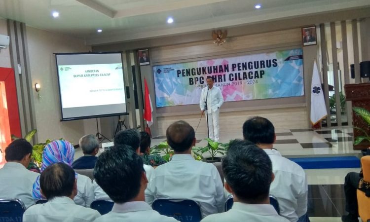 SAMBUTAN : Bupati Cilacap memberikan sambutan saat pengukuhan pengurus BPC PHRI Cilacap di ruang rapat Jalabumi Setda Cilacap.