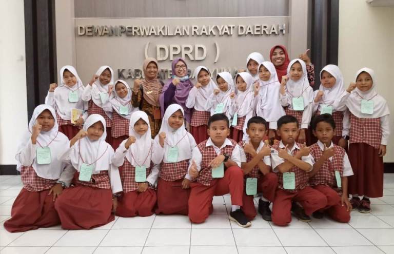 KUNJUNGAN : Sejumlah siswa SDN 1 Karanggintung Sumbang foto bersama dengan guru yang mendampingi pengenalan budaya dan daerah, dengan mengunjungi DPRD Kabupaten Banyumas, Rabu (11/3).