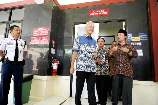 KUNJUNGI : Gubernur Jawa Tengah, Ganjar Pranowo bersama Bupati Banyumas Achmad Husein saat melakukan kunjungan ke RS Margono Soekarjo Purwokerto, Jumat (6/3) Kemarin.