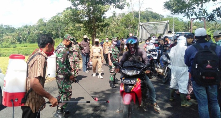 DIPERIKSA : Forkompimca dan kepala desa dibantu ormas serta warga Desa Bingkeng melaksanakan pemeriksaan dan sterilisasi kepada pengguna jalan di perbatasan wilayah Jawa Tengah dan Jawa Barat, Selasa (31/3)/TASLIM INDRA
