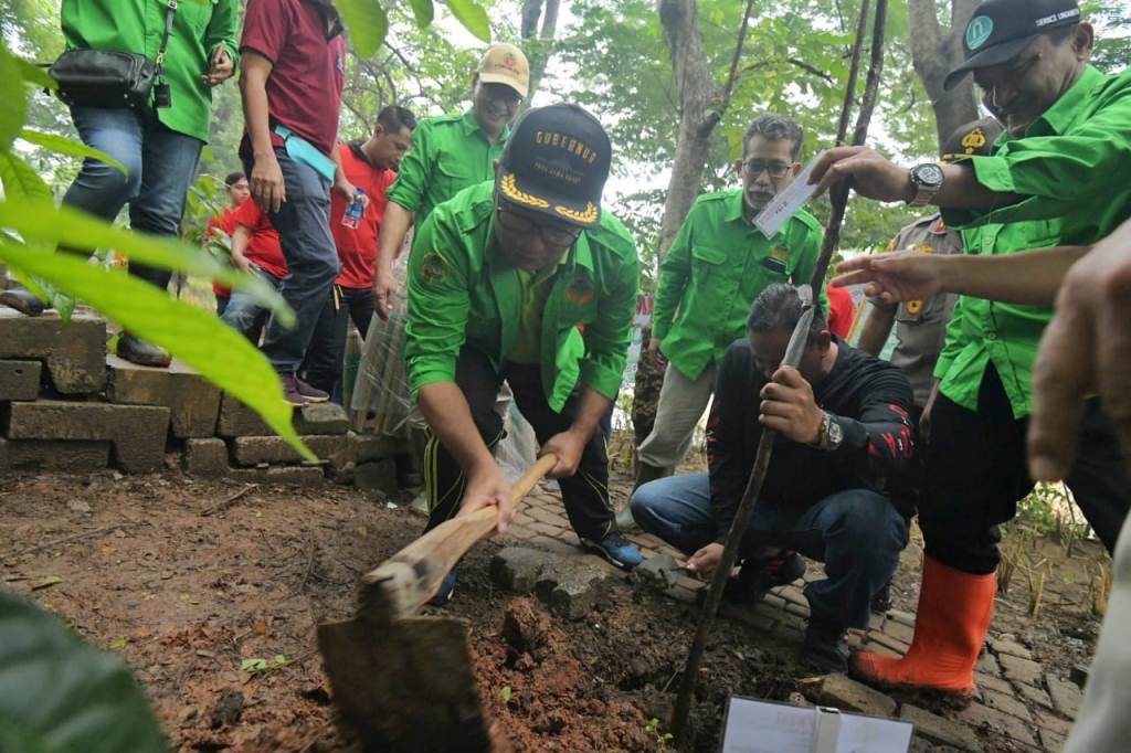 Gubernur Jabar Ridwan Kamil menanam 8.000 pohon bersama warga di bantaran Sungai Kalimalang, Komplek Perumahan Kemang Pratama, Kec. Rawalumbu, Kota Bekasi, Minggu (1/3/20). (Foto: Pipin/Humas Jabar)