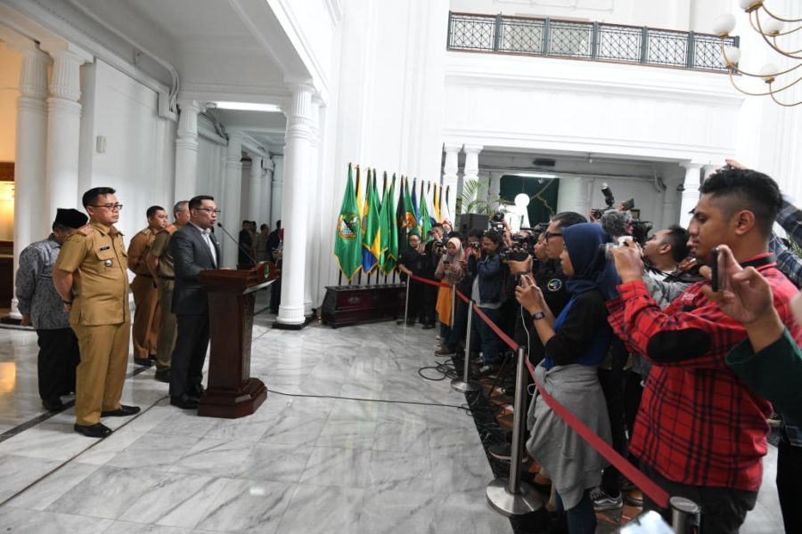 Gubernur Jawa Barat Ridwan Kamil saat memberikan keterangan kepada wartawan terkait dua warga Depok yang dinyatakan positif COVID-19 di Balaikota Depok, Senin (2/3/20). (Foto: Rizal/Humas Jabar)