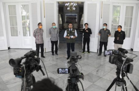 Gubernur Jawa Barat Ridwan Kamil memberikan keterangan pers seputar kondisi terkini COVID-19 Jabar, di Gedung Pakuan, Kota Bandung, Jum’at (3/4/20).