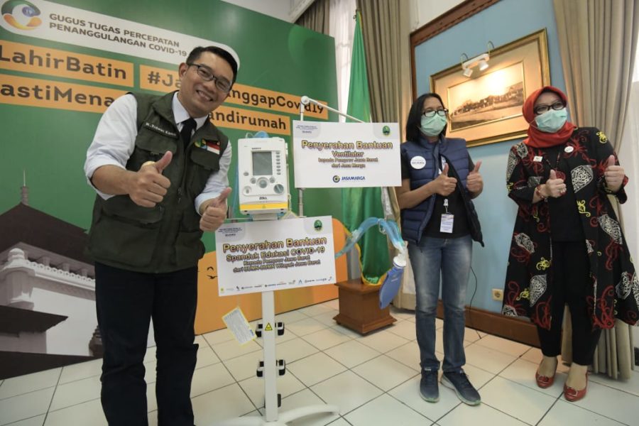 Caption: Gubernur Jabar Ridwan Kamil menerima bantuan untuk penanganan COVID-19 dari Forum BUMN untuk Jawa Barat di Gedung Pakuan, Kota Bandung, Jumat (3/4/20). (Foto: Rizal/Humas Jabar)