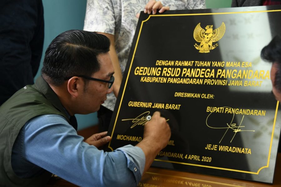 Caption: Gubernur Jawa Barat Ridwan Kamil meresmikan RSUD Pandega Pangandaran secara jarak jauh melalui Video Conference dari Gedung Pakuang, Kota Bandung, Sabtu (4/4/20). (Foto: Rizal/Humas Jabar)