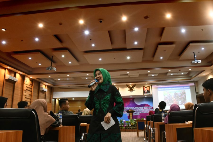 Bunda Literasi Provinsi Jabar Atalia Ridwan Kamil memberikan arahan kepada calon Duta Baca Jawa Barat di Gedung Pustaloka Dispusipda Jabar, Kota Bandung, Rabu (4/3/20). (Foto: Yogi P/Humas Jabar)