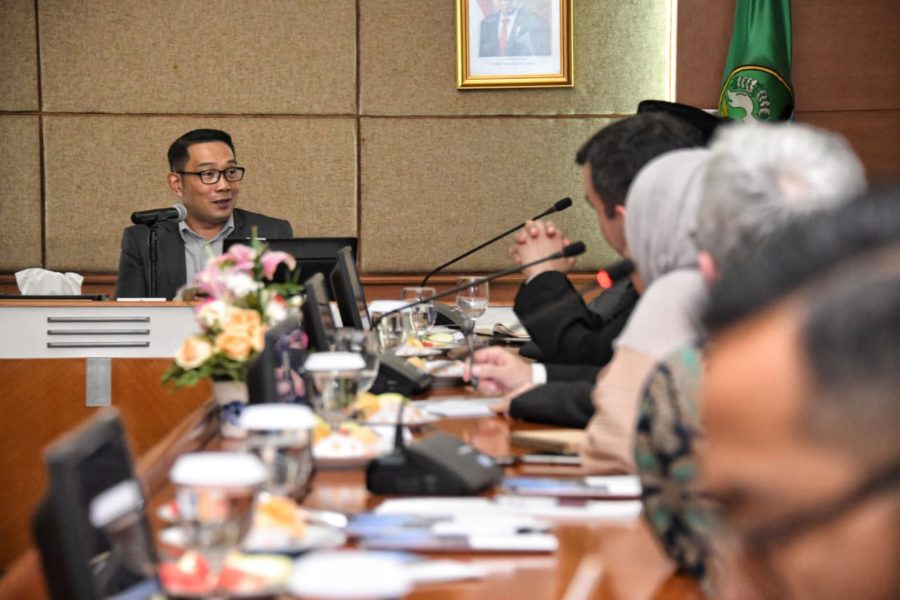 Gubernur Jabar Ridwan Kamil menggelar Rakor Pencegahan dan Penanganan Covid-19 bersama unsur Forum Komunikasi Pimpinan Daerah (Forkopimda) Jabar di Gedung Pakuan, Kota Bandung, Rabu (4/3/20) malam WIB. (Foto: Rizal/Humas Jabar)
