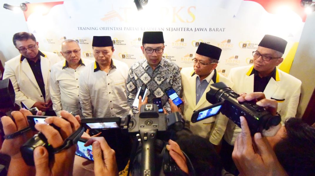 Gubernur Jawa Barat Ridwan Kamil saat menghadiri dan memberikan sambutan dalam acara Training Orientasi Partai Keadilan Sejahtera (PKS) di Hotel Prama Grand Preanger, Minggu (9/2/20). (Foto: Dudi/Humas Jabar)