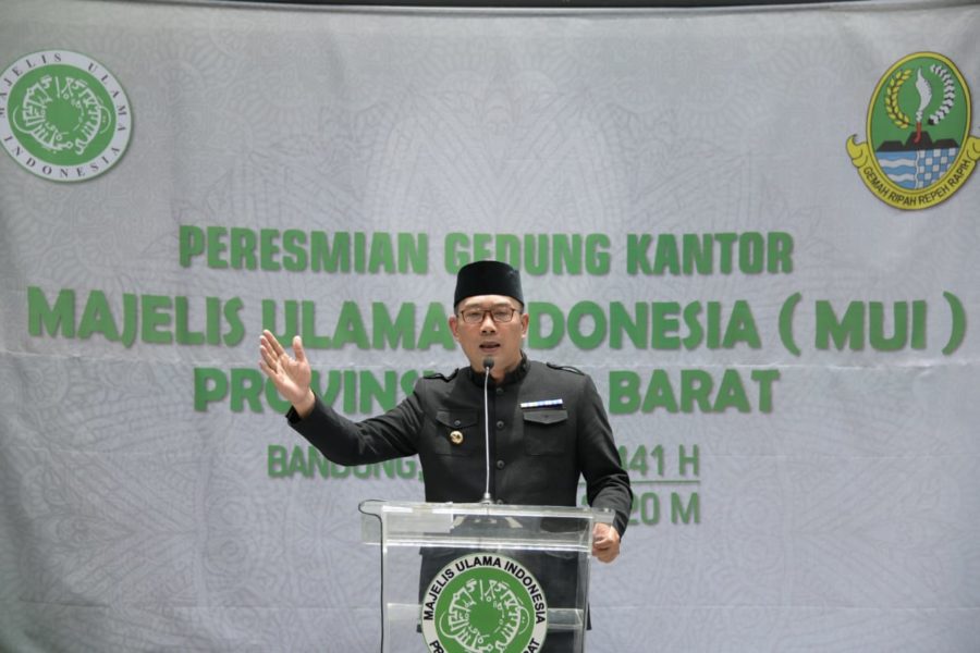 Gubernur Jawa Barat Ridwan Kamil saat meresmikan gedung Majelis Ulama Indonesia (MUI) Jabar setelah direnovasi sejak April 2019 di Kota Bandung, Kamis (5/3/20). (Foto: Pipin/Humas Jabar)