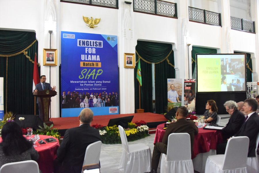 Gubernur Jawa Barat Ridwan Kamil saat menutup pelatihan bagi 20 ulama yang tergabung dalam English for Ulama Batch II di Gedung Sate, Kota Bandung, Senin (10/2/20). (Foto: Tatang/Humas Jabar)