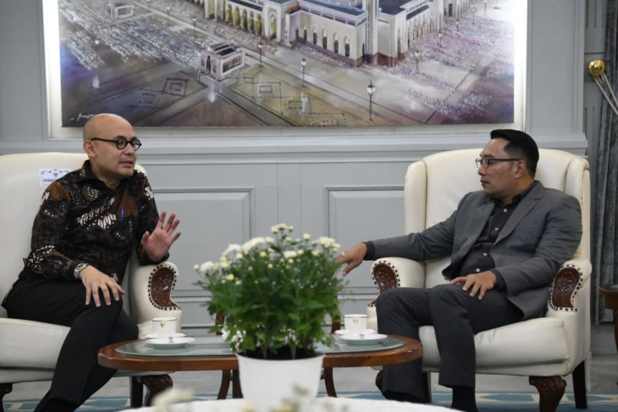 Gubernur Jabar Ridwan Kamil menerima kunjungan kerja Duta Besar RI untuk Prancis Arrmanatha Christiawan Nasir di Gedung Pakuan, Kota Bandung, Selasa (11/2/20). (Foto: Tatang/Humas Jabar)