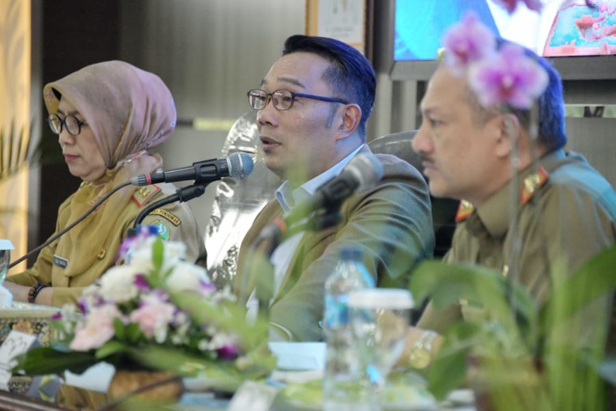 Gubernur Jabar Ridwan Kamil memberikan arahan kepada 27 kepala dinas pendidikan kabupaten/kota dalam rapat koordinasi di kantor Dinas Pendidikan Provinsi Jabar, Kota Bandung, Senin (9/3/20). (Foto: Rizal/Humas Jabar)