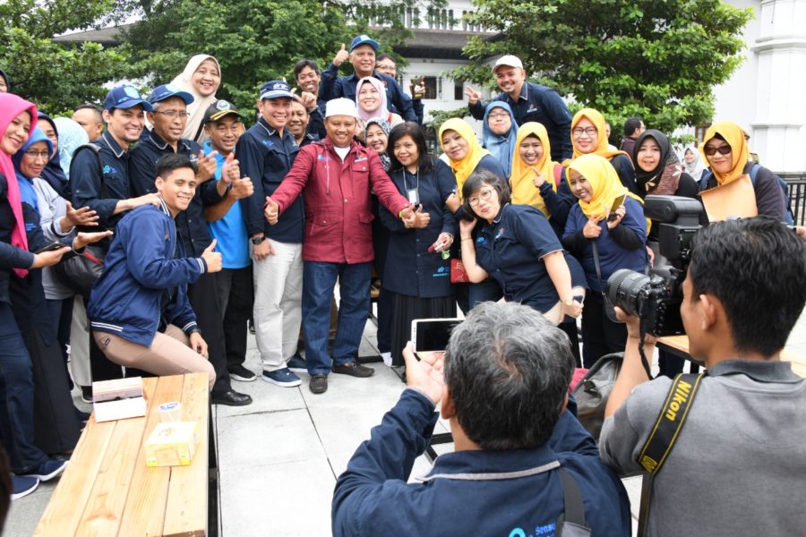 Wakil Gubernur Jabar Uu Ruzhanul Ulum dan Kepala BPS Provinsi Jabar Dody Herlando me-launching Sensus Penduduk 2020 di Plaza Gedung Sate, Kota Bandung, Sabtu (15/2/20). (Foto: Yana/Humas Jabar)