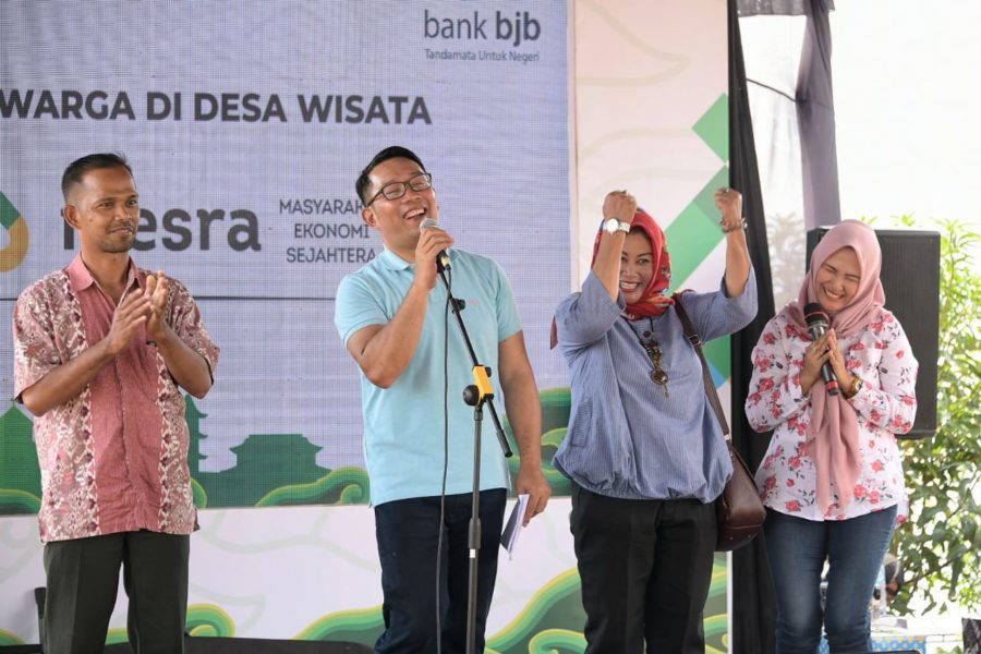 Gubernur Jabar Ridwan Kamil menghadiri acara Sapa Warga di Kampung Buricak Burinong, Desa Pakualam, Kecamatan Darmaraja, Kabupaten Sumedang, Sabtu (15/2/20). (Foto: Pipin/Humas