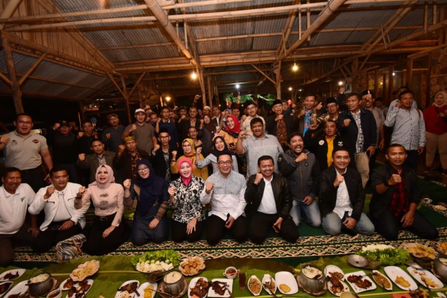 Gubernur Jawa Barat (Jabar) Ridwan Kamil saat makan bersama atau 'ngaliwet' dengan ratusan warga di Kampung Toga, Desa Sukajaya, Kecamatan Sumedang, Sabtu (15/2/20). (Foto: Humas Jabar)
