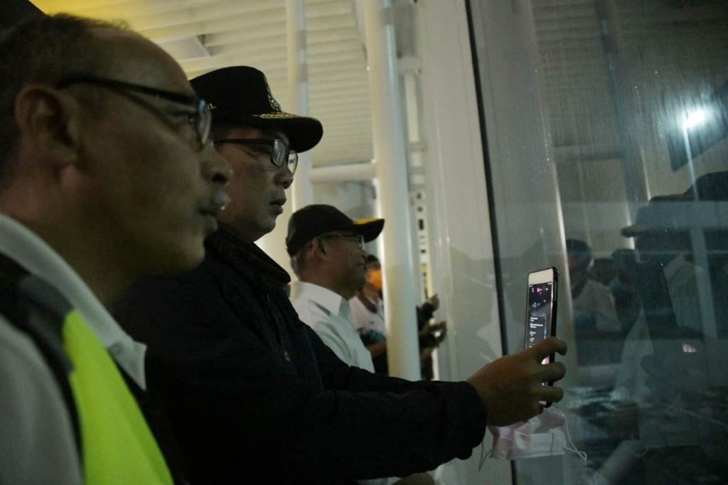 Gubernur Jawa Barat Ridwan Kamil ikut memantau prosesi transit 69 ABK Princess Diamond dari Jepang di Bandara Internasional Jawa Barat (BIJB), Minggu (1/3/20) jelang tengah malam hingga dini hari tadi.