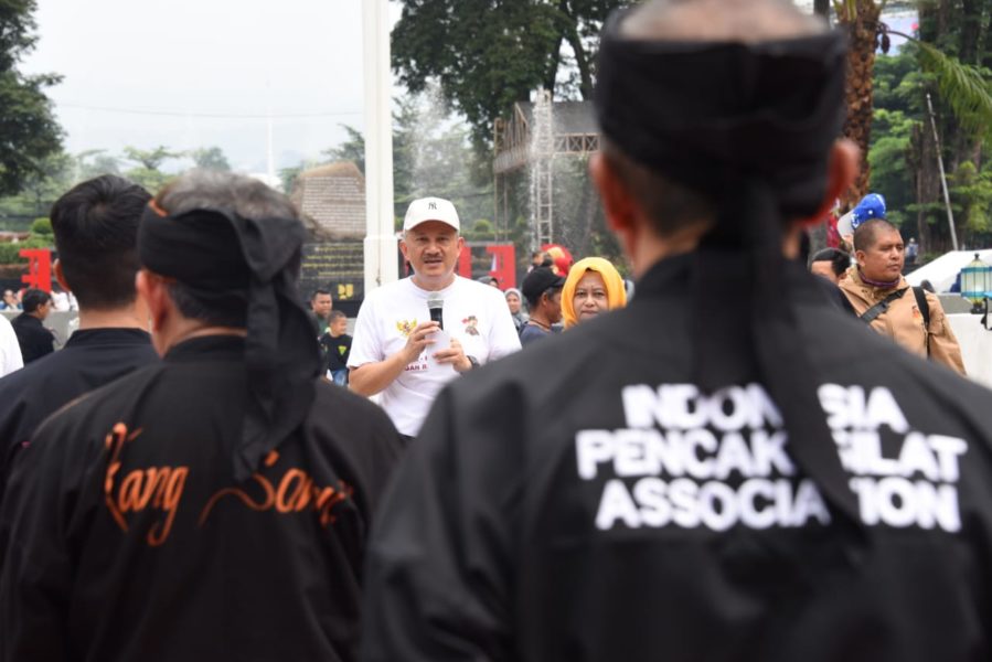 Sekretaris Daerah (Sekda) Jawa Barat (Jabar) Setiawan Wangsaatmaja saat menemui pesilat yang sedang melakukan eksibisi gerakan silat di Gedung Sate, Kota Bandung, Minggu (16/2/20). (Foto: Yana/Humas Jabar)