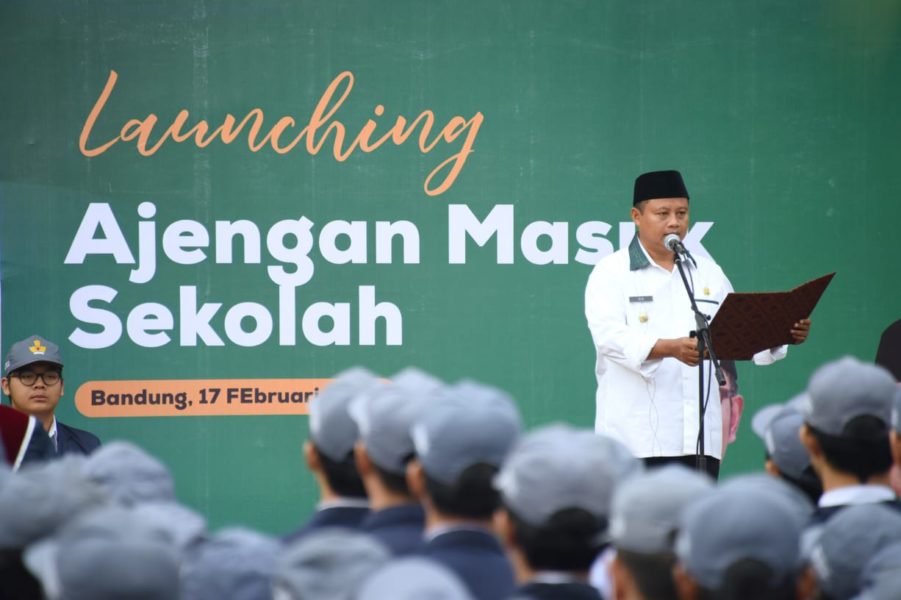 Wakil Gubernur (Wagub) Jawa Barat (Jabar) Uu Ruzhanul Ulum secara resmi me-launching program Ajengan Masuk Sekolah (AMS) bersamaan apel pagi yang dihadiri para guru dan siswa SMA Negeri 20 Kota Bandung, Senin (17/2/20). (Foto: Aji/Humas Jabar)