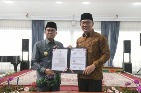 Gubernur Jawa Barat (Jabar) Ridwan Kamil dan Gubernur Jambi Fachrori Umar saat menandatangani naskah perjanjian kerja sama antara Pemerintah Daerah (Pemda) Provinsi Jabar dan Pemda Provinsi Jambi di Gedung Pakuan, Kota Bandung, Kamis (12/3/20). (Foto: Pipin/Humas Jabar)