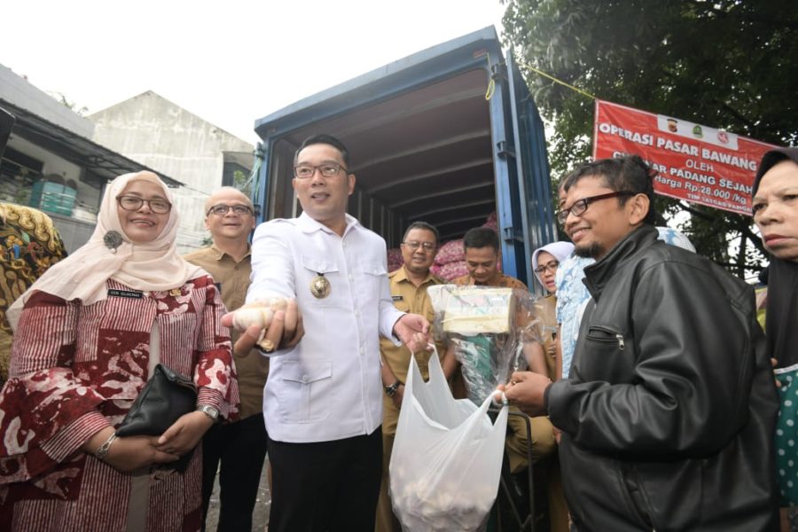Gubernur Jawa Barat (Jabar) Ridwan Kamil meninjau langsung pelaksanaan operasi pasar di Pasar Astanaanyar, Kecamatan Astanaanyar, Kota Bandung, Selasa (18/2/20). (Foto: Rizal/Humas Jabar)
