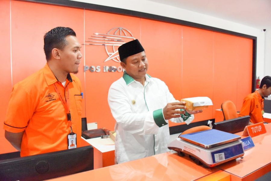 Wakil Gubernur Jawa Barat Uu Ruzhanul Ulum saat mengunjungi Kantor Pos Tasikmalaya di Kota Tasikmalaya, Selasa (18/2/20). (Foto: Tatang/Humas Jabar)