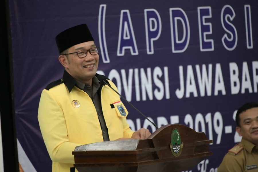 Gubernur Jabar Ridwan Kamil melantik pengurus DPD Apdesi Jabar masa bakti 2019-2024 di Aula Barat Gedung Sate Bandung, Selasa (18/2/20). (Foto: Pipin/Humas Jabar)