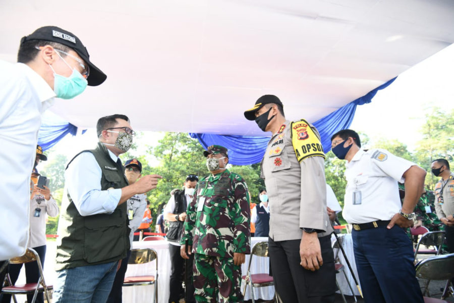 Caption: Gubernur Jawa Barat Ridwan Kamil saat meninjau pelaksanaan Pembatasan Sosial Berskala Besar (PSBB) di Kota Bogor, Rabu (14/4/20). (Foto: Yogi/Humas Jabar)