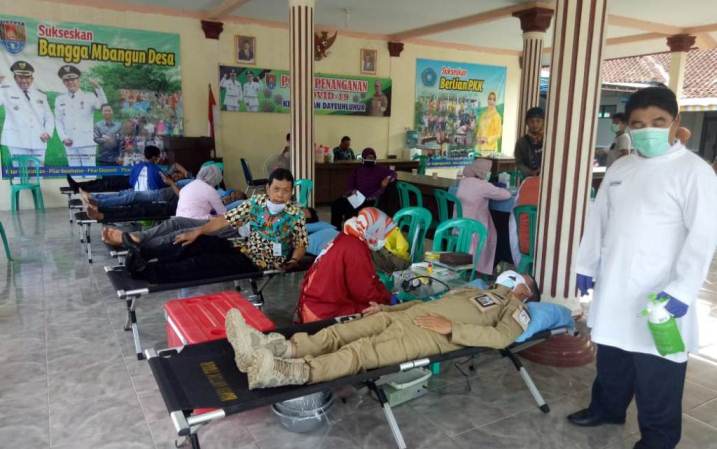 DONOR DARAH: Kegiatan donor darah di Pendapa Kantor Kecamatan Dayeuhluhur Kabupaten Cilacap, Rabu (22/4)/TASLIM INDRA